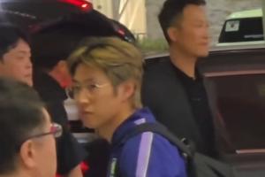 韩国球迷在机场斥责洪明甫，李刚仁在一旁长时间凝视球迷似有所感