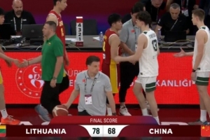 张宇辰手感不佳，中国U17男篮远投火力熄灭，陈昱休投篮不顺