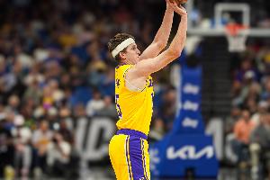 湖人休赛期投入高达4.46亿，里夫斯签下4年1.85亿合同，凯斯勒获4年1.3亿合约