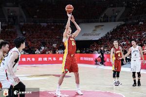 媒体人士指出：我国男篮自19年世界杯起逐渐下滑，目前尚不清楚其低谷的底线在哪里